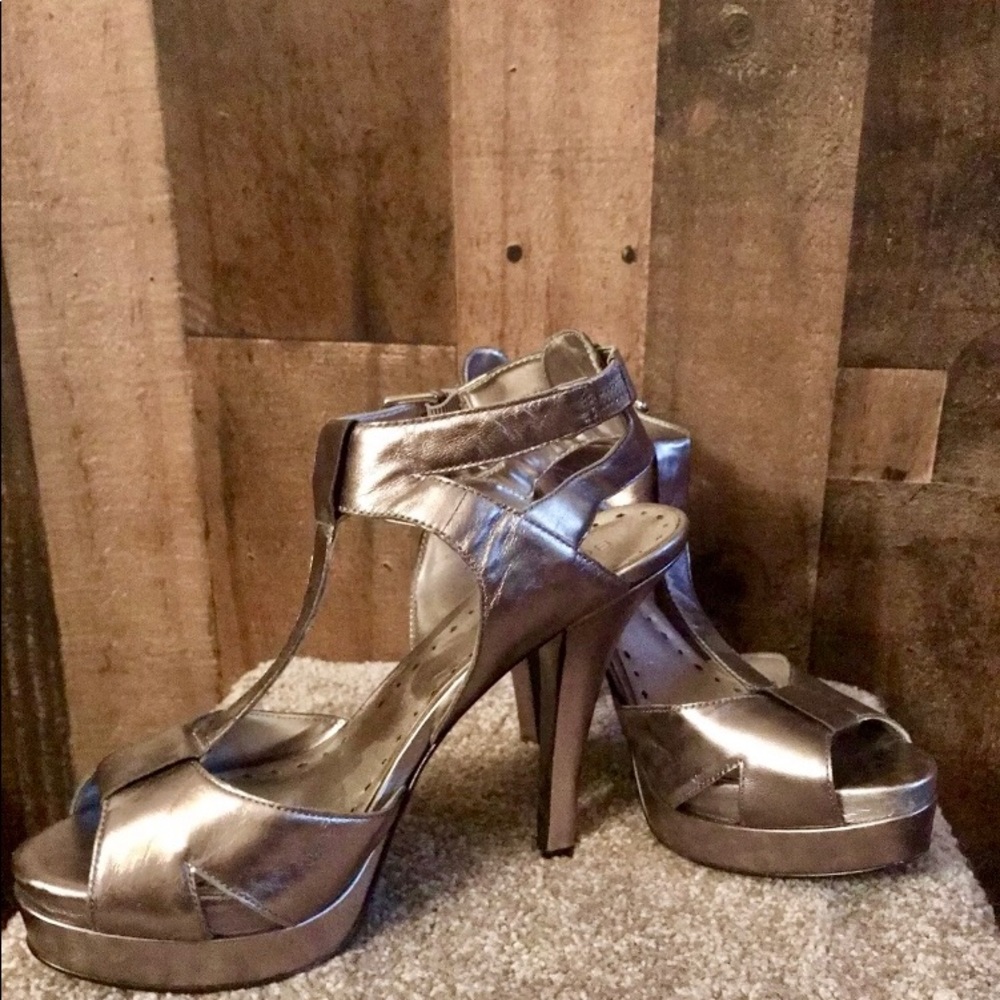 BCBgirls Devona Size 9 Platform T-Strap Heels
